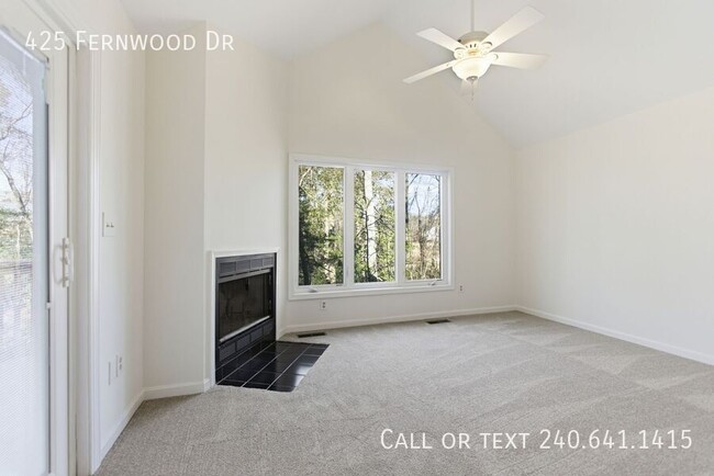 Building Photo - 425 Fernwood Dr