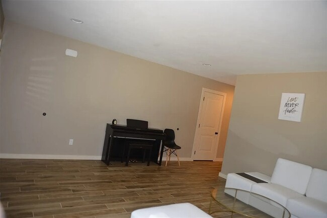 Building Photo - 6110 E 7th Ln