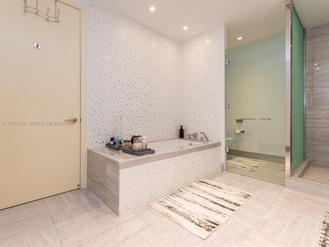 Building Photo - 16901 Collins Ave