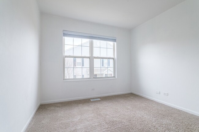 Building Photo - 261 Springbrook Trail S