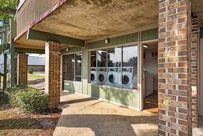 Building Photo - 210 Pelham Rd