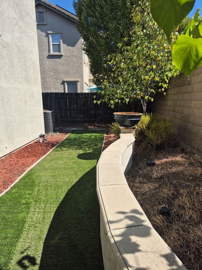 Building Photo - Lincoln Crossing Gated Community 3-Bedroom...