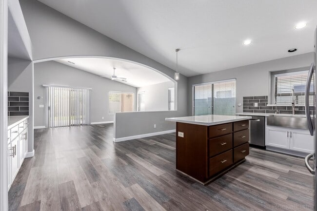 Building Photo - 2313 W Straight Arrow Ln