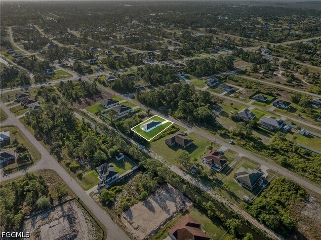 Building Photo - 747 Newell St E