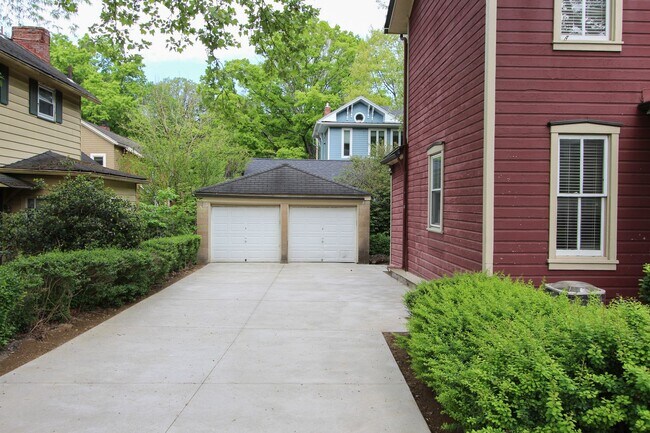 Building Photo - Greendale