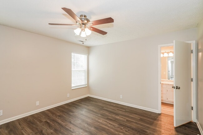 Building Photo - 3005 Creekview Ln