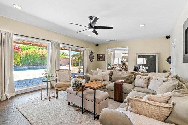 Building Photo - Stunning home located is sought after Northgate!