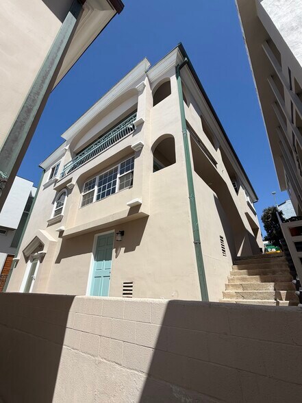 Building Photo - 3111 Bayview Dr