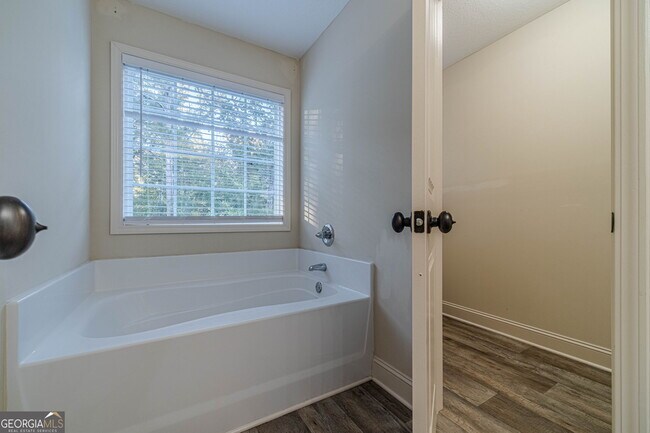 Building Photo - 583 Embassy Walk