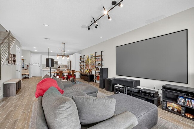 Building Photo - 1402 SW 4th Ave