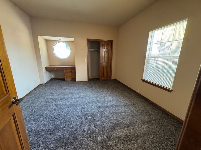 Building Photo - Mid-century Modern Garden Home!