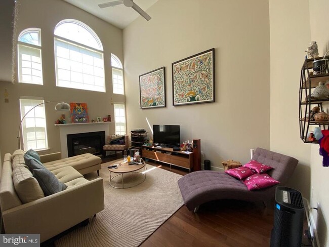 Building Photo - 805 Rosehill Dr