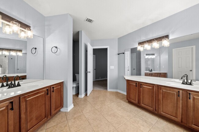 Building Photo - Amazing Pool. stunning 5bed, 3bath, 3Car G...