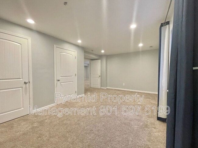 Building Photo - 2896 E Lookout Dr