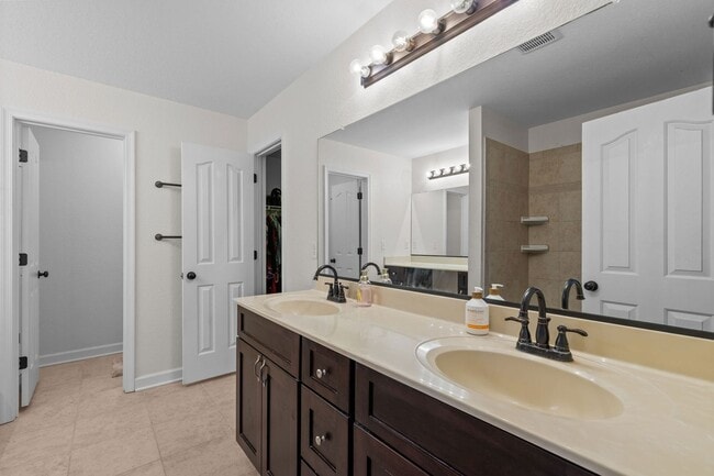 Building Photo - Dream Home Alert in Hampton!