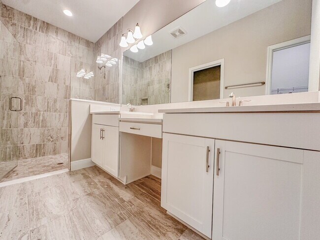 Building Photo - "Charming 3-Bedroom Haven with 2 Full Baths in Serene Parrish FL!"