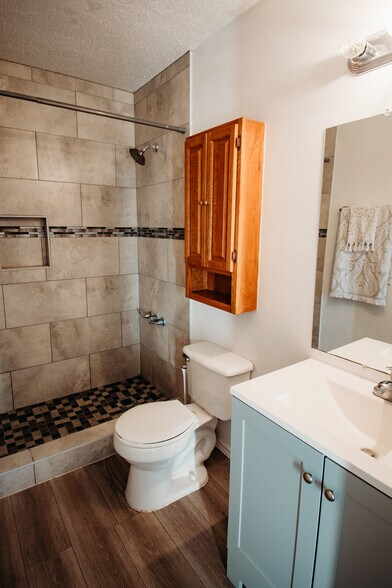 Master bathroom - 714 Continental Dr