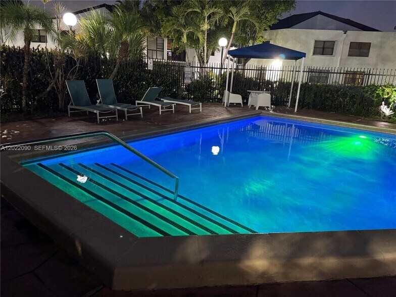 Building Photo - 9443 Fontainebleau Blvd