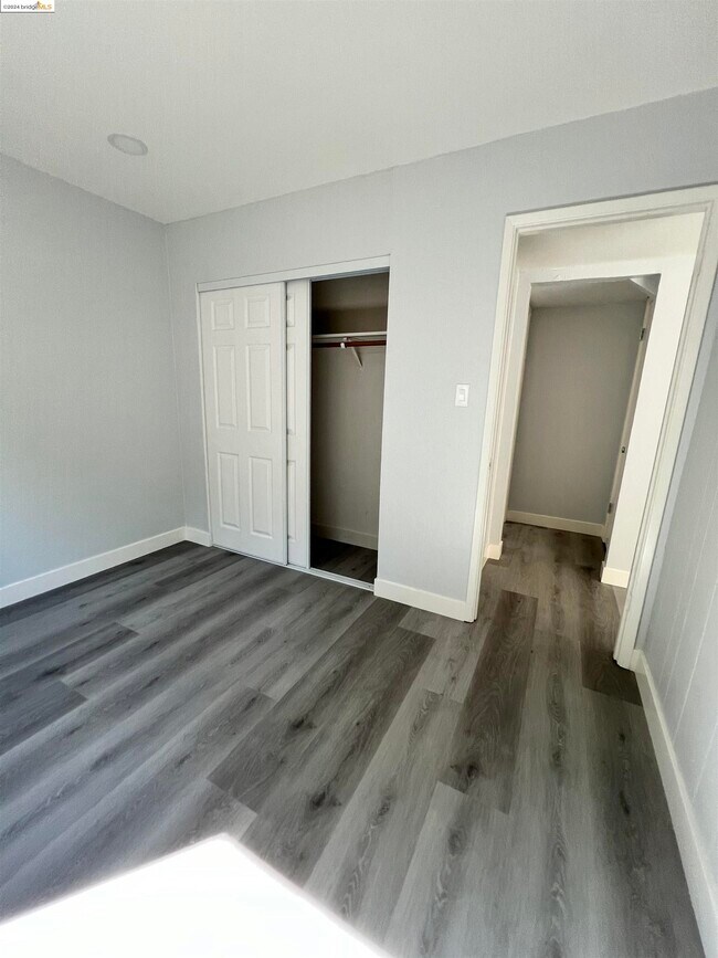 Building Photo - 54 S Lake Dr