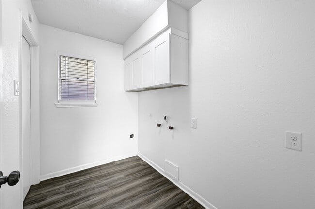 Building Photo - 2030 Mustang Springs Dr