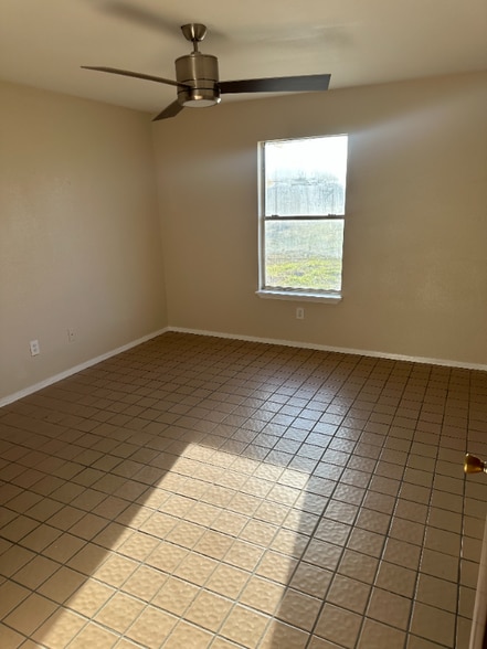 Building Photo - 897 Petit Rd