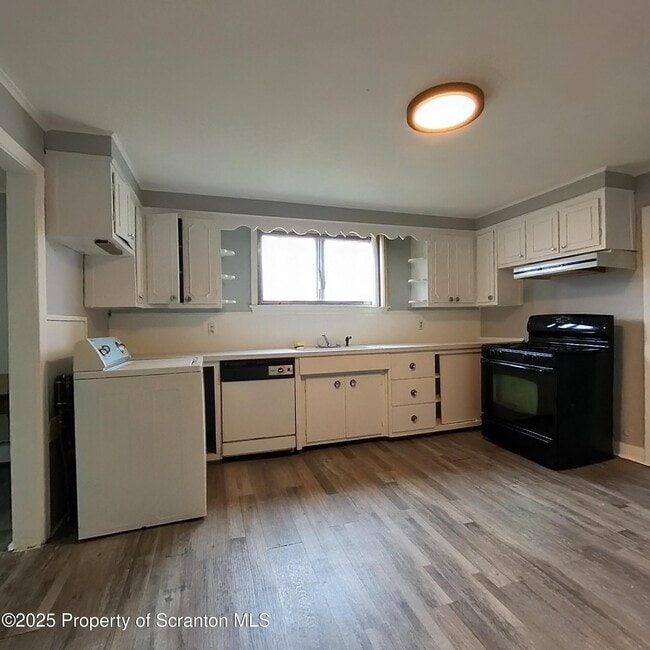 Building Photo - 37 Hickory St