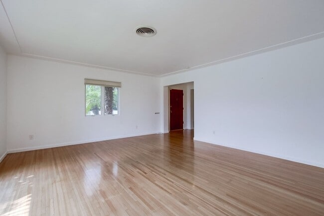 Building Photo - Charming 3 Bedroom Kensington Home