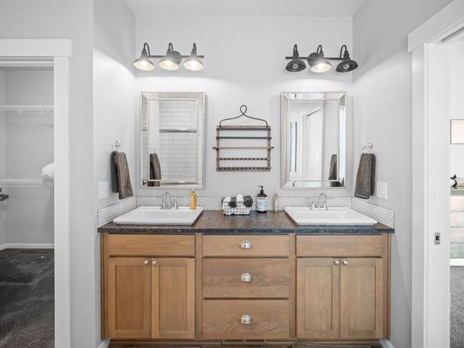 Building Photo - Fully Furnished Luxury 3-Bed, 2-Bath Home ...