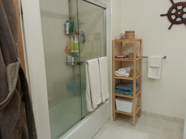 Shower with tub - 1020 Jackson St