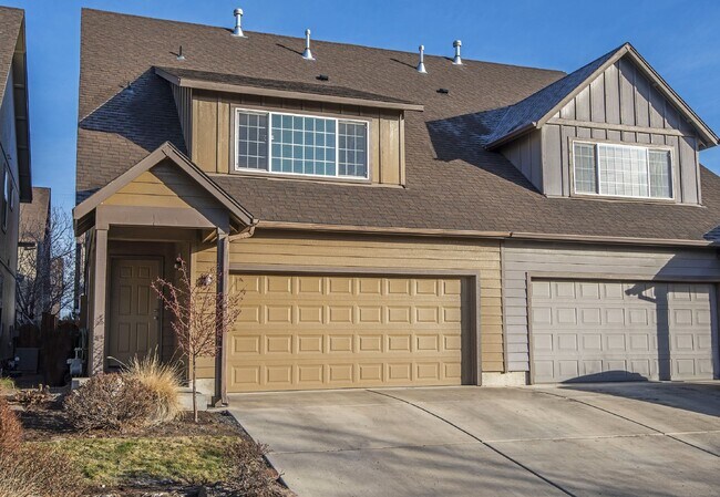 Building Photo - 3/2.5 Townhome in Redmond