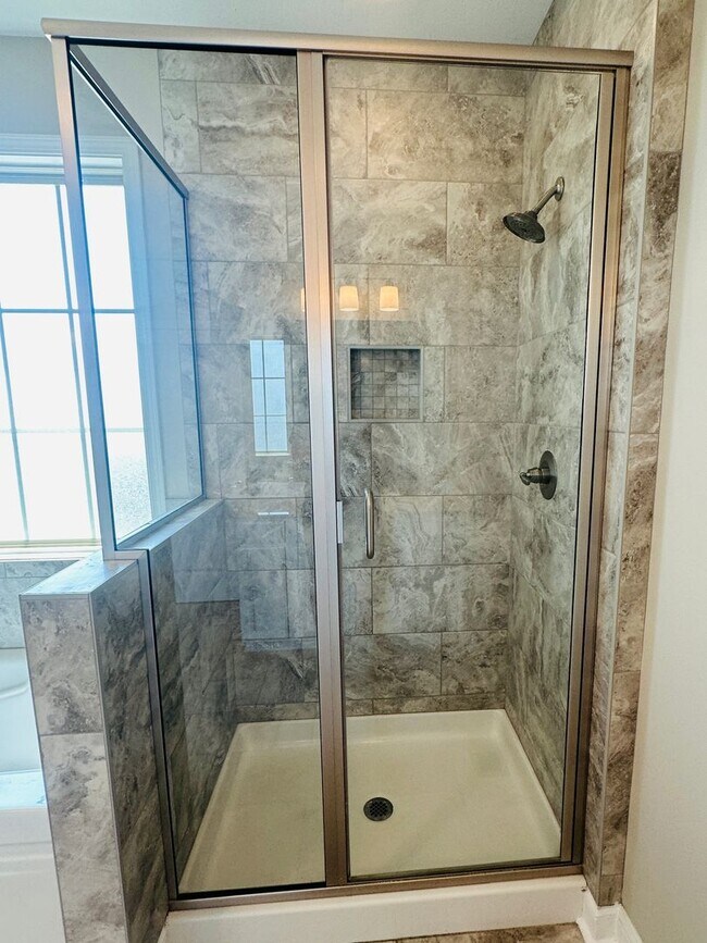Building Photo - Incredible views 4 bed / 2.5 bath, master on main