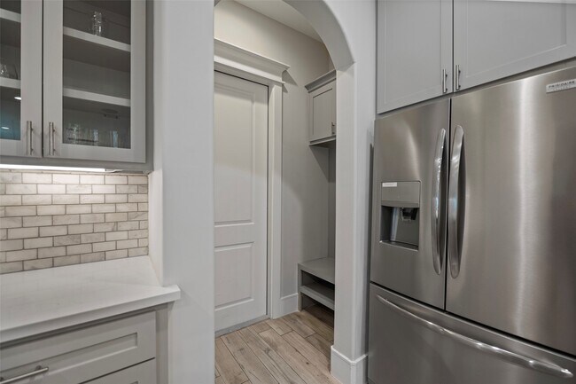Building Photo - 6533 Castlebay Dr