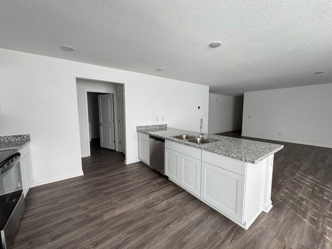 Building Photo - 3 bedroom Newer home