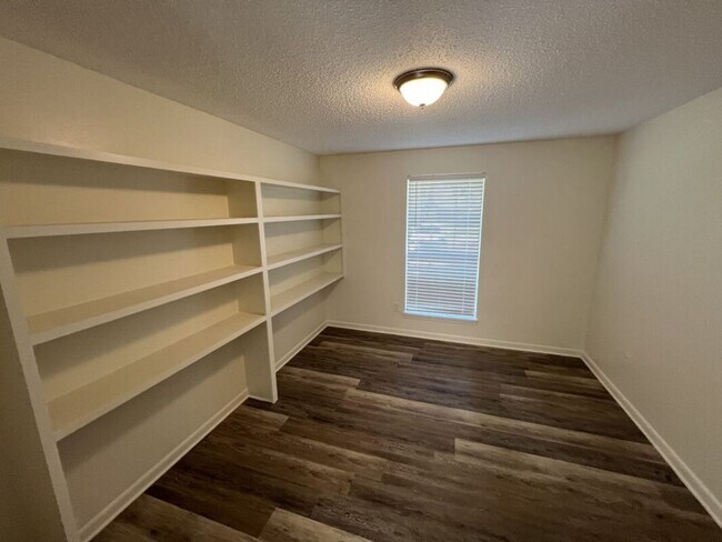 Building Photo - Newly renovated Single-Family Home in Shenandoah Estates Subdivision!