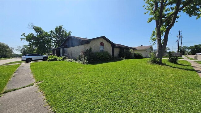 Building Photo - 8103 Royalwood Dr