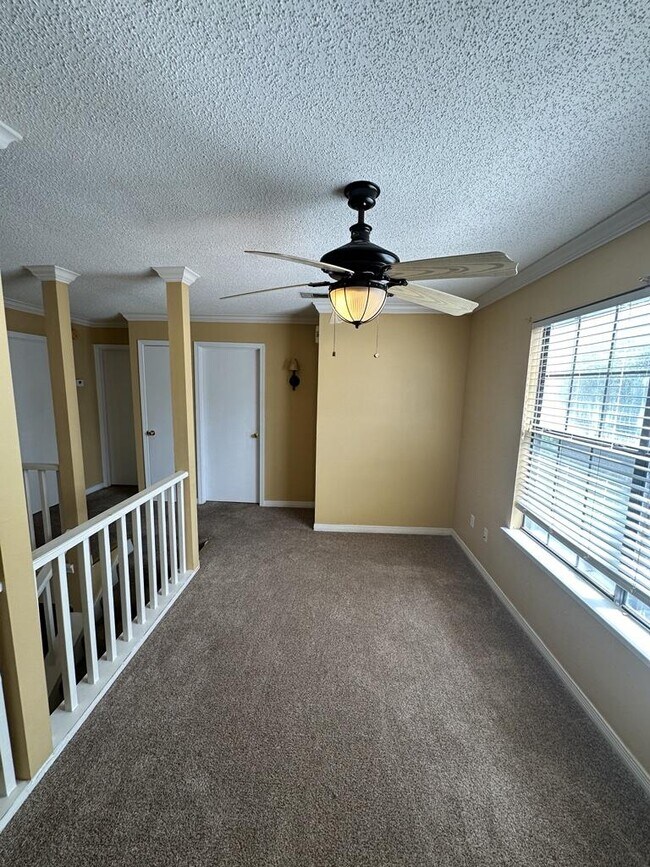 Building Photo - 924 Lawton Ct