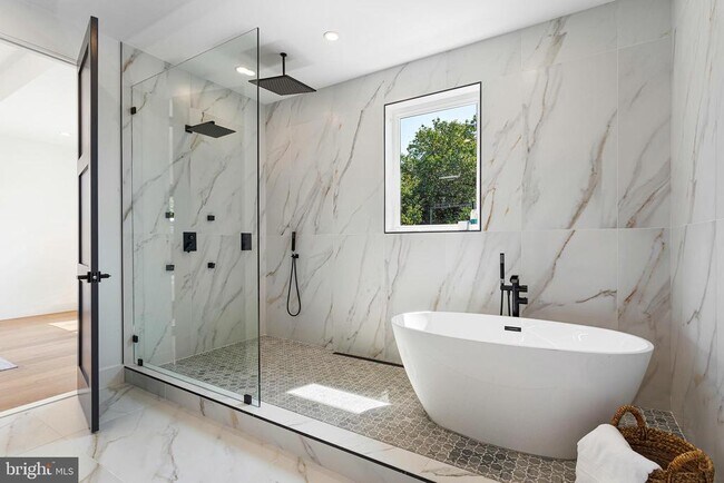 Building Photo - 1733 Chain Bridge Rd