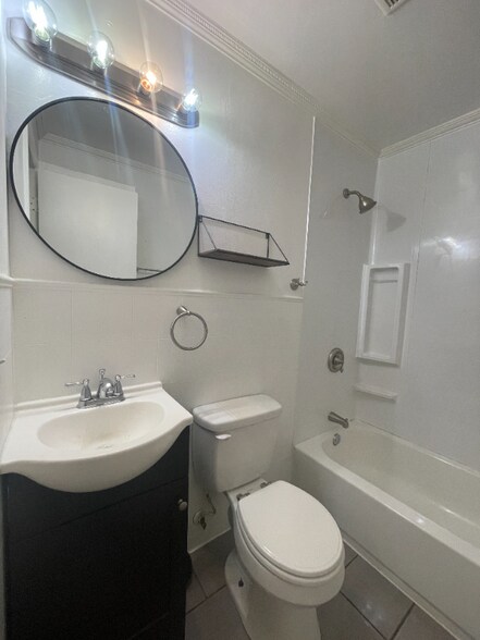 Building Photo - 3500 Lometa Dr