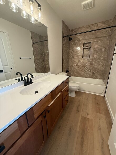 Building Photo - 1033 Northeast Kayak Loop