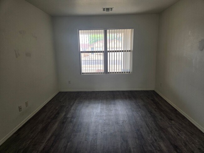 Building Photo - 3 bed, 2 bath in Surprise