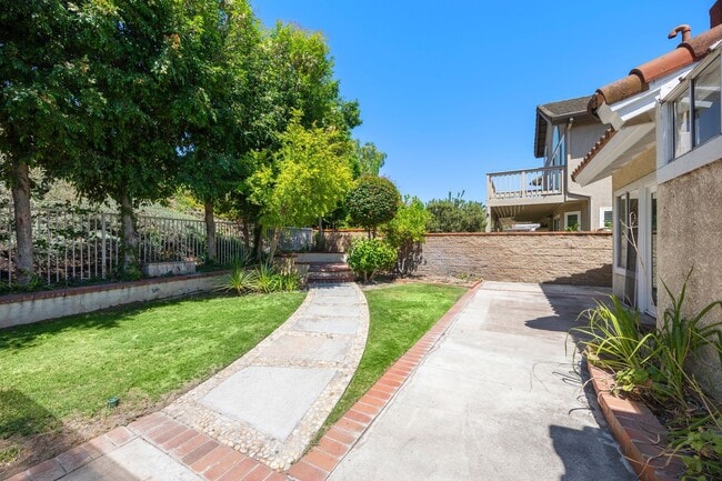 Building Photo - Beautiful Updated Corner Lot 3 Bed 3 Bath ...