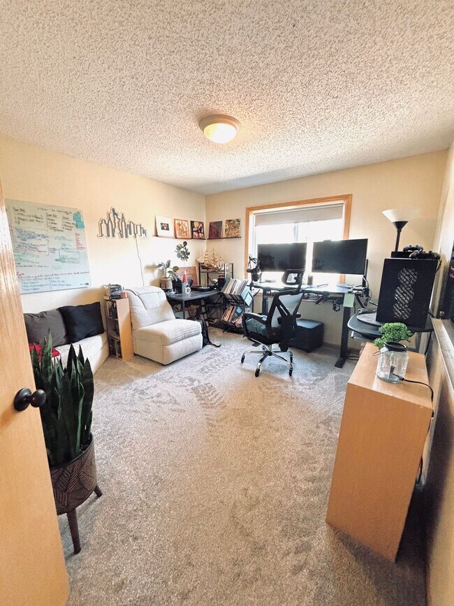 Building Photo - Updated 3bed 3bath End Unit Townhome w’Great Views