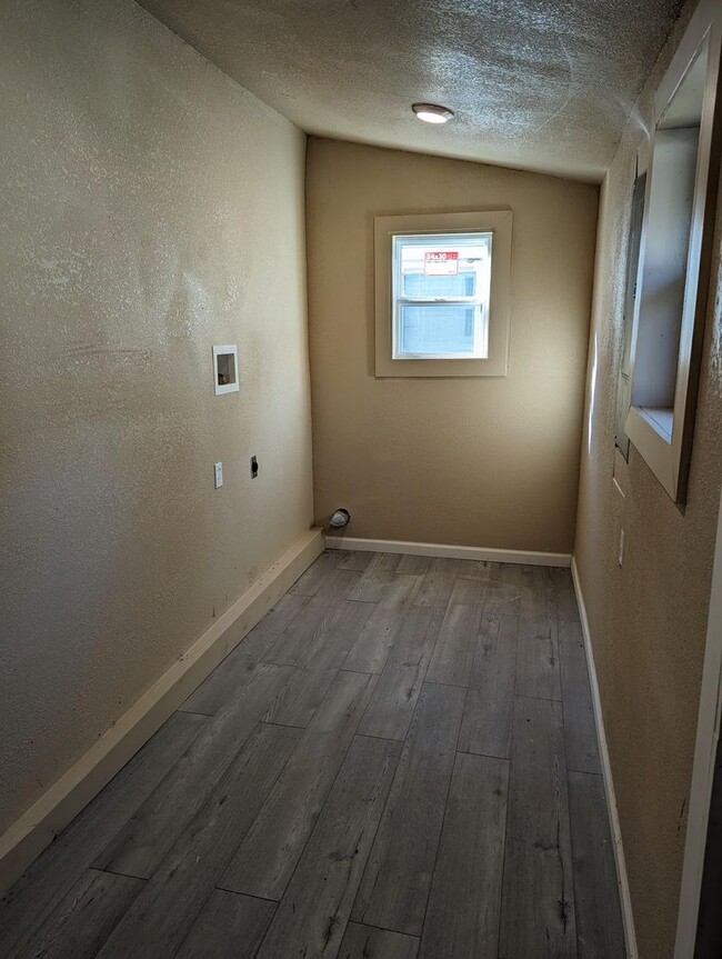 Building Photo - 2 Bedroom House Available