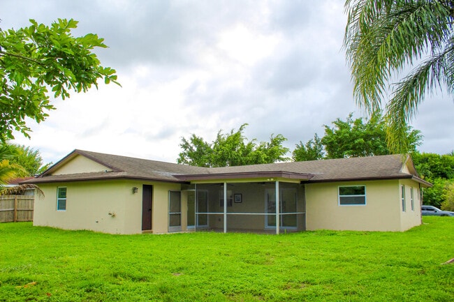 Building Photo - 137 Alcazar St