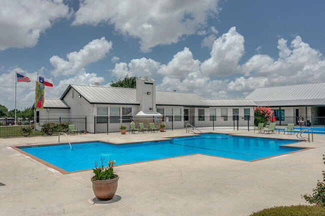 Building Photo - 7151 Woodlake Pkwy