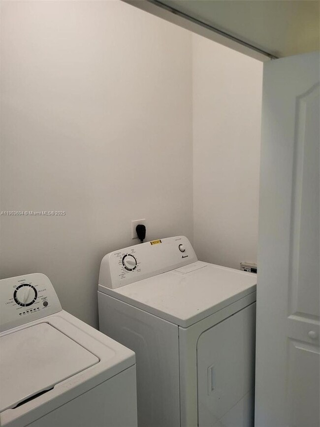 Building Photo - 1027 SW 11th Ave