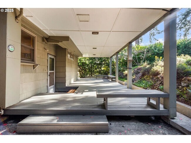 Building Photo - Gorgeous College Hill 4 BD, 3BA in desirab...