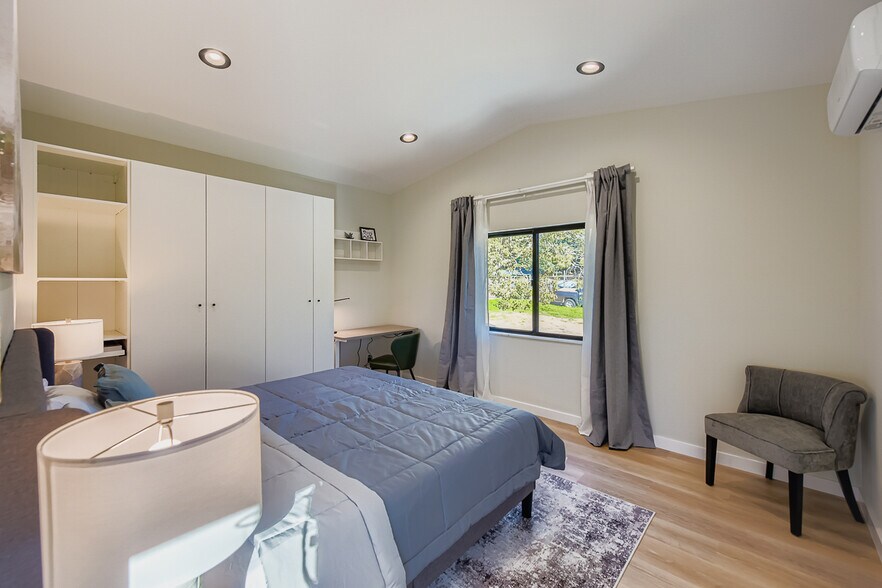 Building Photo - 1656 York Dr