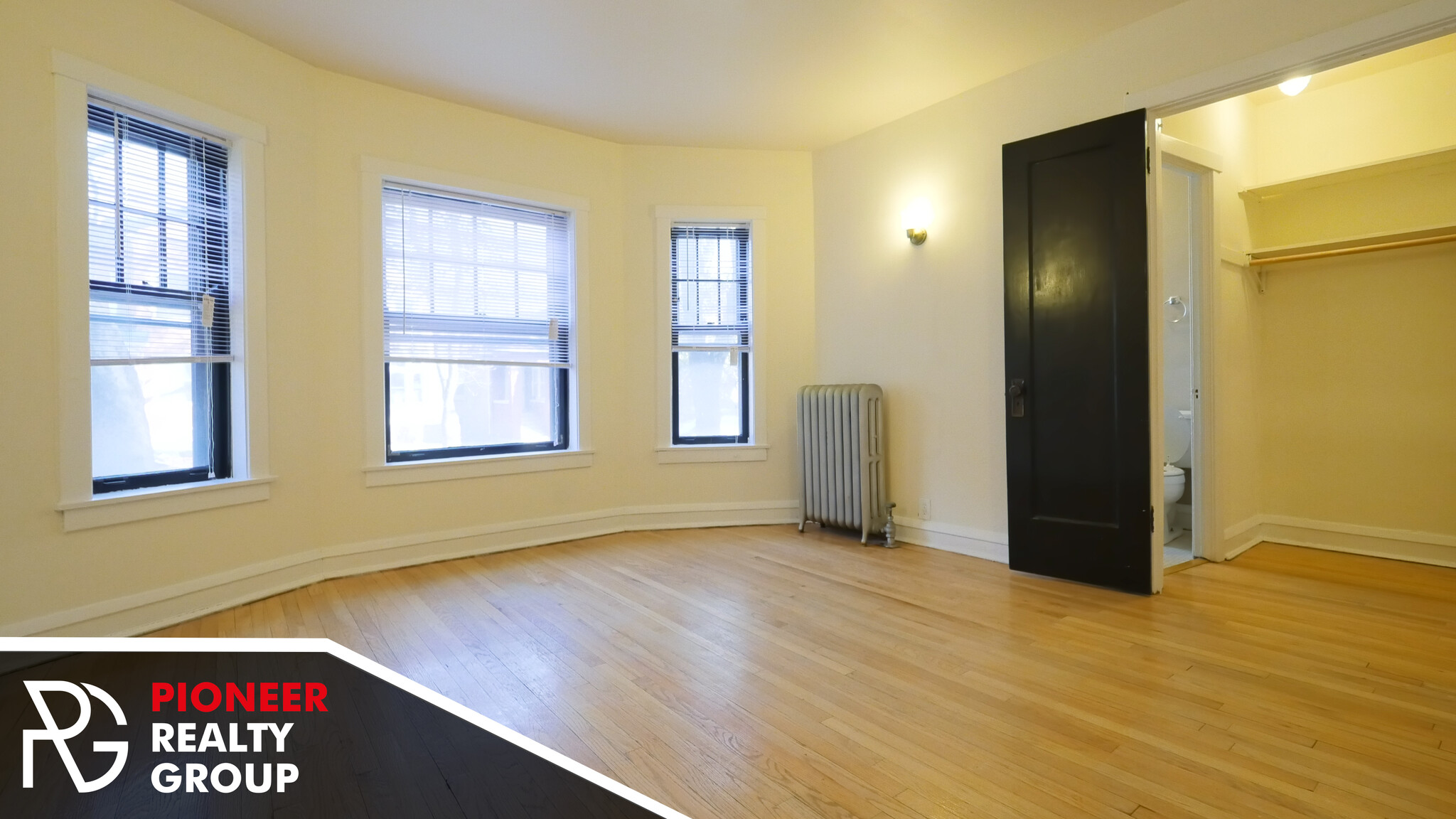 Building Photo - 2122 W Ainslie St
