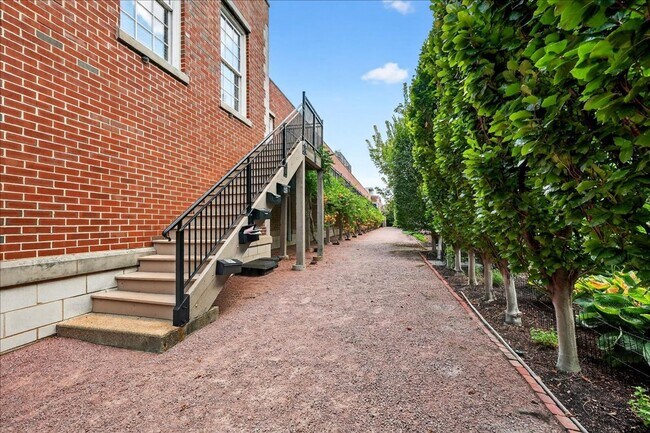 Building Photo - 36 Carriage Ln